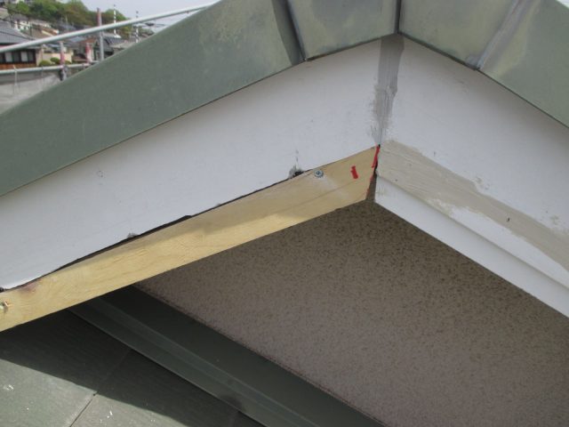 小野市の破風板修繕に伴う破損部分木下地補強